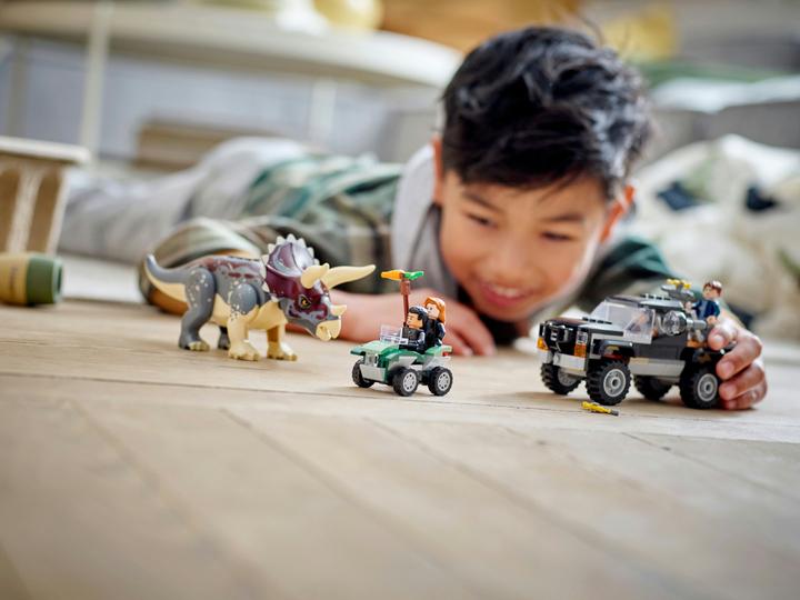 Immagine prodotto LEGO Attacco di un triceratopo a un camioncino (76950, LEGO Jurassic World)