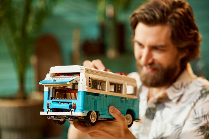 Immagine prodotto LEGO Volkswagen T2 Camping Bus (10279, LEGO Creator Expert, Set LEGO rari)