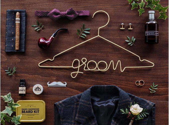 Produktbild Partydeco Partyaccessoire Kleiderbügel Groom 45 x 27 cm, Gold (1 x)