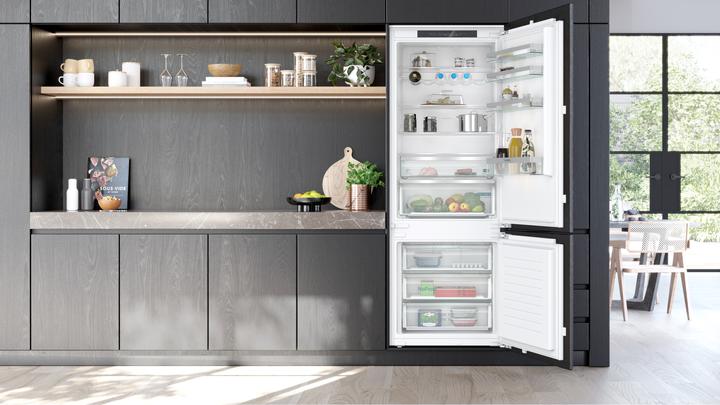 Actual product image Siemens iQ300, Built-in fridge-freezer with freezer section below, 193.5 x 70.8 cm, flat hinge, KB (383 l)