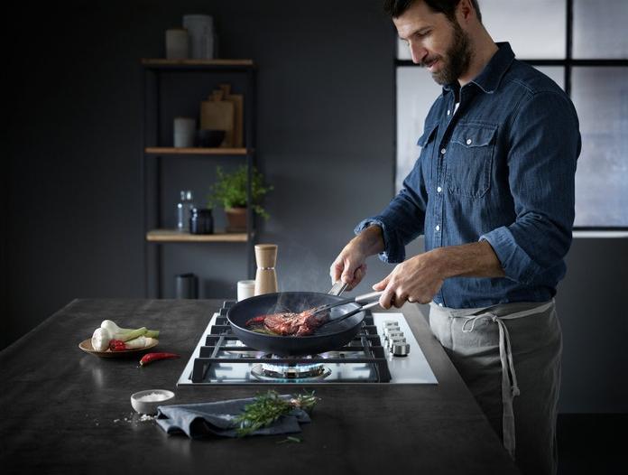 Produktbild WMF Pfanne Bratpfanne 28cm Steak Profi Mehrschichtmaterial beschichtet Induktion (28 cm, Bratpfanne, Edelstahl)