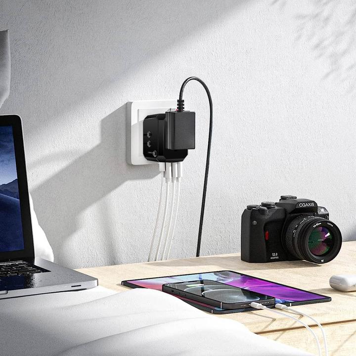 Actual product image Moxie Universal travel mains adapter