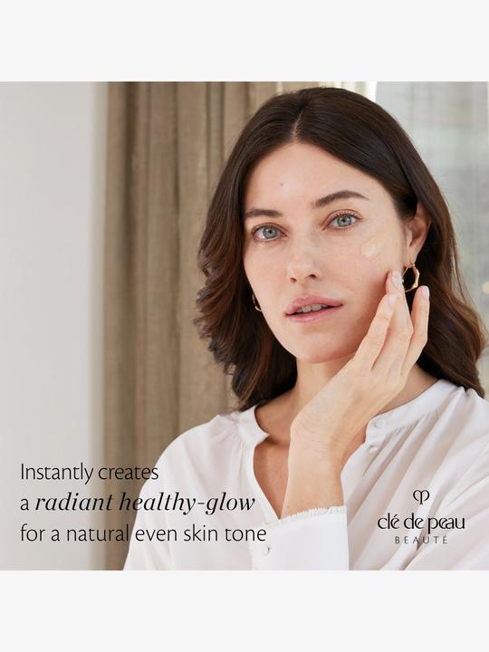 Actual product image Clé De Peau Radiant Fluid Foundation Natural BF10 (BF10 - Light Buff)