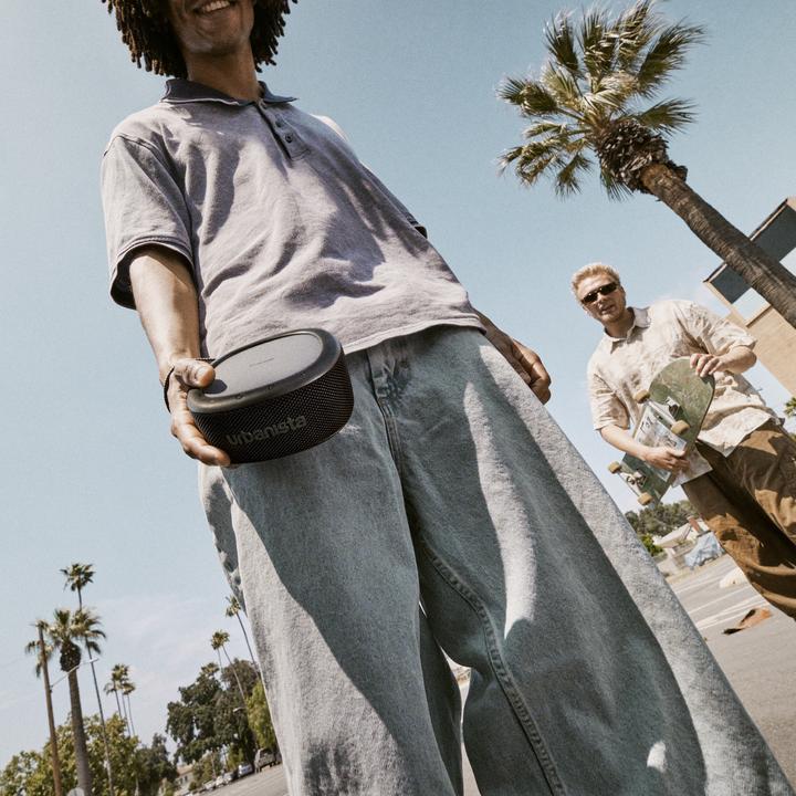 Produktbild Urbanista Malibu Desert Gray Tragbarer Bluetooth Lautsprecher mit Solarzelle (24 h, Solarenergie)