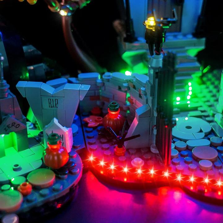 Produktbild BrickBling LED Licht Set für LEGO Tim Burtons Disney Film Nightmare Before Christmas (21351) inkl. Fernbedienun
