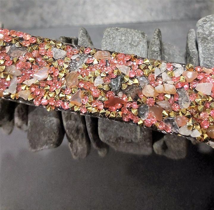 Produktbild Signé Signè Armband Leder mit Steinen & synthetischen Kristallen Rosa & Metallkegel Gold No.9 (18.50 cm, Metall, Glas, Messing, Bleifrei, Cadmiumfrei, synthetische Kristalle, Nickelfrei)