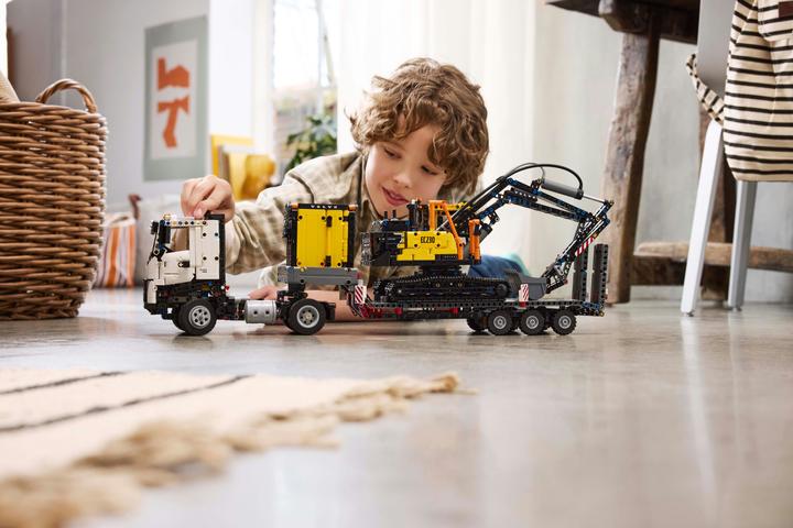 Produktbild LEGO Volvo FMX LKW mit EC230 Electric Raupenbagger (42175, LEGO Technic)