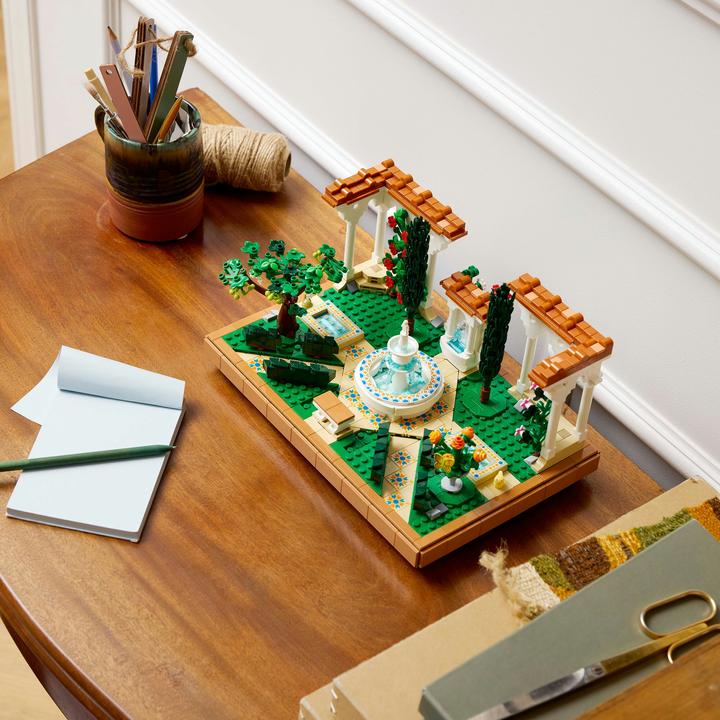 Actual product image LEGO Springbrunnen Garten (10359, LEGO Icons)