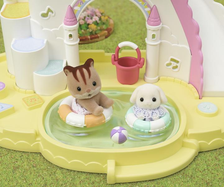 Image du produit Sylvanian Families Jardin d'enfants d'aventure Bac à sable et piscine avec personnage