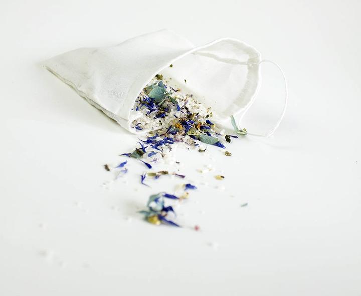 Produktbild I want you naked Aroma-Bad MEERSALZ, BRENNESSEL & INGWER - Original & Refill (Badeperlen)