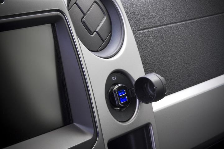 Immagine prodotto Scosche reVOLT 12W + 12W doppia USB Caricabatterie da auto, iPad