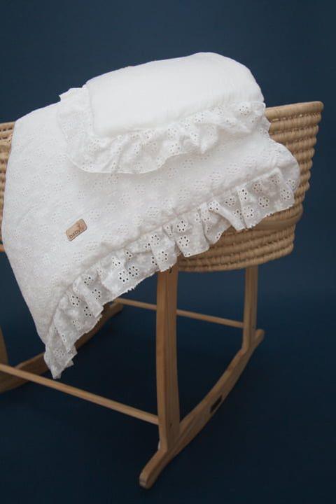Produktbild Babyly Bestickte Babybettwäsche mit Füllung und Rüschen Creme (70 x 100 cm, 30 x 40 cm)