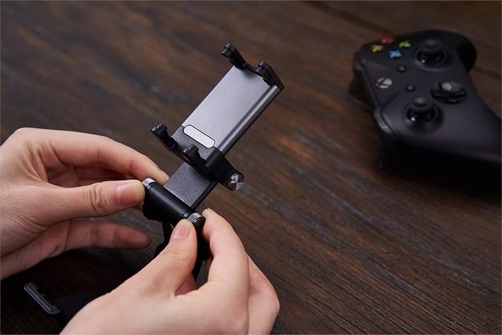 Actual product image 8bitdo Mobile Gaming-Clip (Xbox Series X)