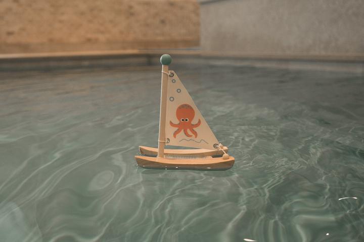 Image du produit Activity Board Giftware Little Wooden Catamaran Sailing Boat, temps de bain jouer bateau flottant, baignoire et