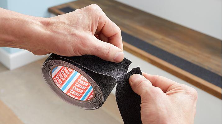 Produktbild tesa Anti Rutschband, rutschfestes Klebeband für innen und aussen (25 mm)