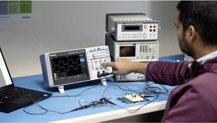 Actual product image Tektronix TBS2202B Digital oscilloscope 200MHz 2 GSa/s 8 Bit 1pc.
