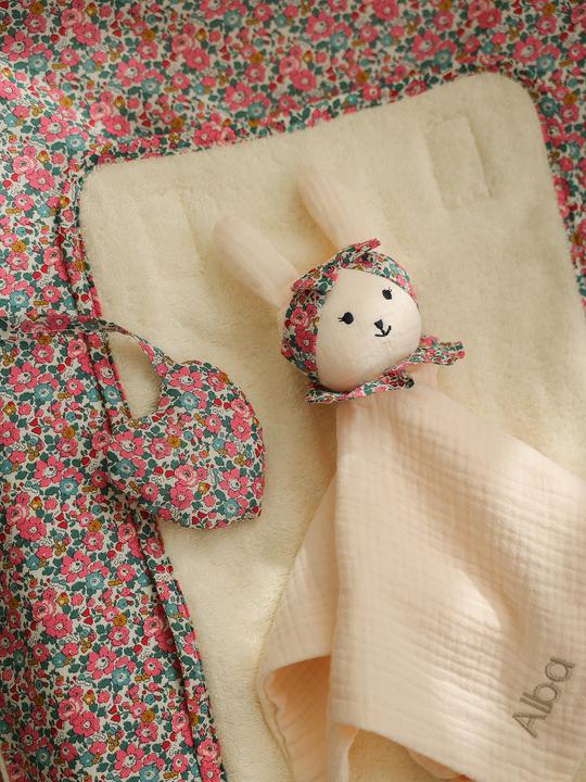 Image du produit Envie de Fraise Baby Wickelauflagen-Bezug aus Liberty-Stoff