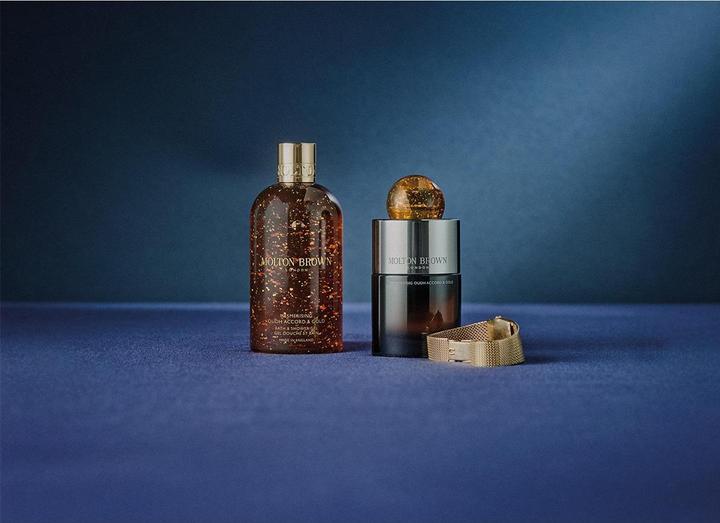 Immagine prodotto Molton Brown Festive Frankincense & Allspice Fine Liquid Hand Wash Mesmerising Oudh Accord & Gold (Sapone liquido, 300 ml)