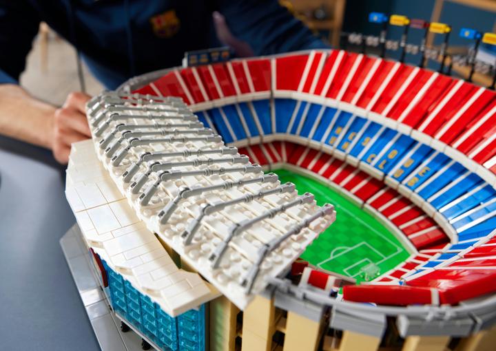 Image du produit LEGO Le Camp Nou - FC Barcelone (10284, LEGO Creator Expert, LEGO difficiles à trouver)