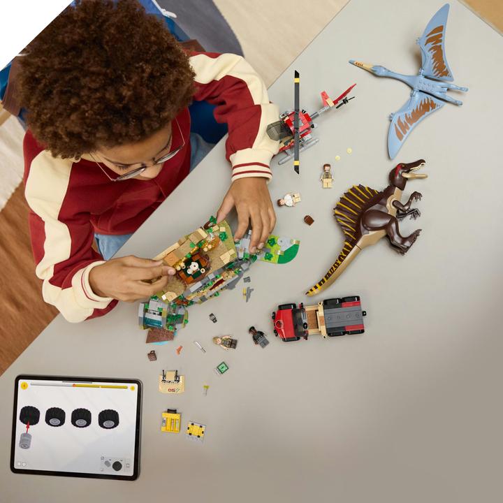 Actual product image LEGO Spinosaurier & Quetzalcoatlus: Hubschrauber-Einsatz (76976, LEGO DC)