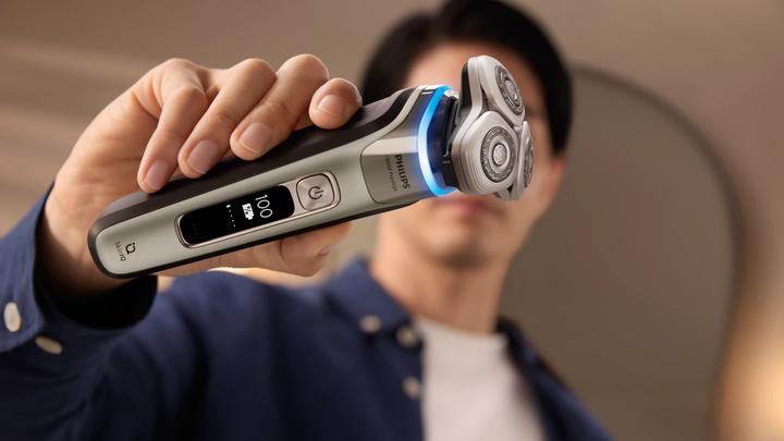 Actual product image Philips i9000 Prestige XP9203/30 Wet & Dry Electric Shaver with SkinIQ