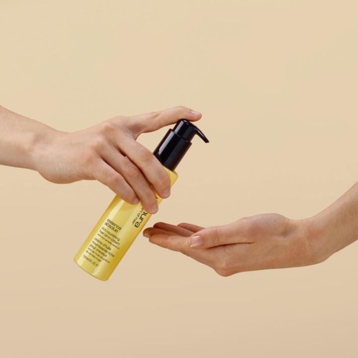 Actual product image Shu Uemura Essence Absolue Rich Nourishing Hair Oil-In-Cream (150 ml)