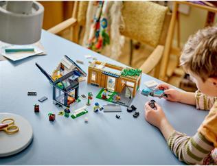 Produktbild LEGO Familienhaus mit Elektroauto (60398, LEGO City)