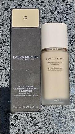 Immagine prodotto Laura Mercier Real Flawless Weightless Perfecting Foundation 1 Fl Oz (0N1 Seta)