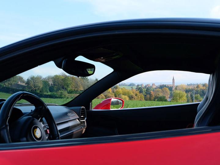 Produktbild Smartbox Aufregende Fahrt in einem Ferrari F458 Italia durch die Strassen von Maranello mit Erinnerungsvideo (1 Pers.)