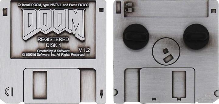 Actual product image Fanattik Doom Ansteck-Pin Floppy Disk Limited Edition