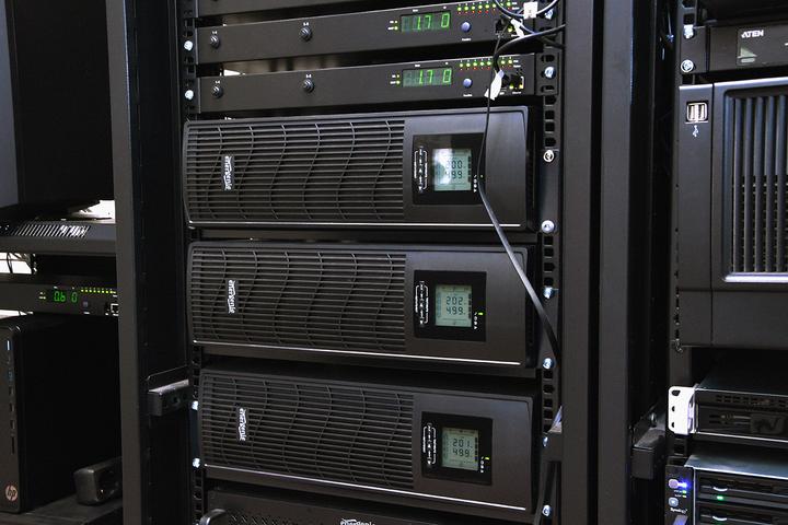 Produktbild Gembird USV mit LCD Anzeige, AVR, 3000 VA, Rack sw (3000 VA, 1800 W, Line-Interaktiv USV)