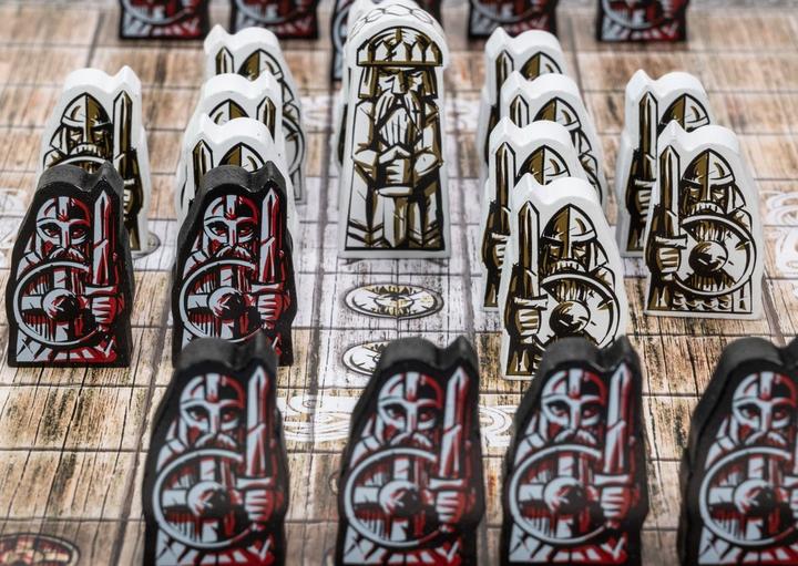 Produktbild Tactic Viking's Tales: Tafl King (58984) (Schwedisch, Englisch, Russisch, Niederländisch, Französisch, Italienisch, Litauisch, Finnisch, Deutsch, Spanisch, Ukrainisch, Estnisch, Polnisch)
