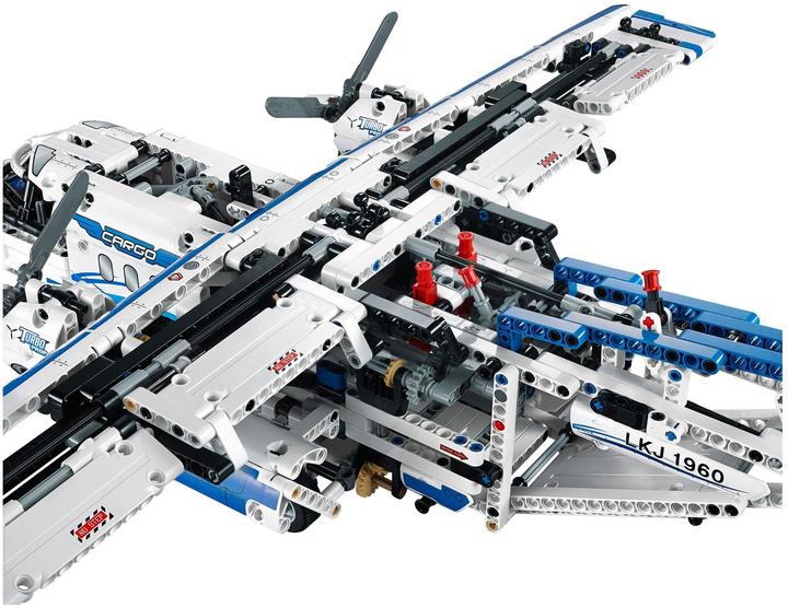 Actual product image LEGO Cargo plane (42025, LEGO Technic)