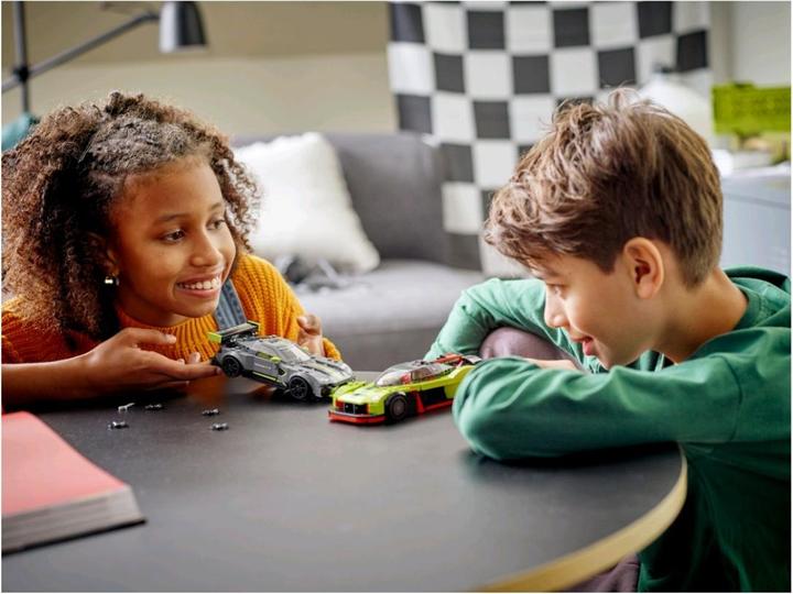 Produktbild LEGO Aston Martin Valkyrie AMR Pro & Aston Martin Vantage GT3 (76910, LEGO Speed Champions)
