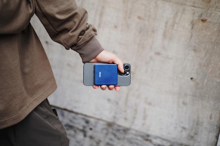 Produktbild Vinnic MANA Magnetic Wireless Powerbank 8.000mAh, blue (8000 mAh, 15 W, 30.80 Wh)
