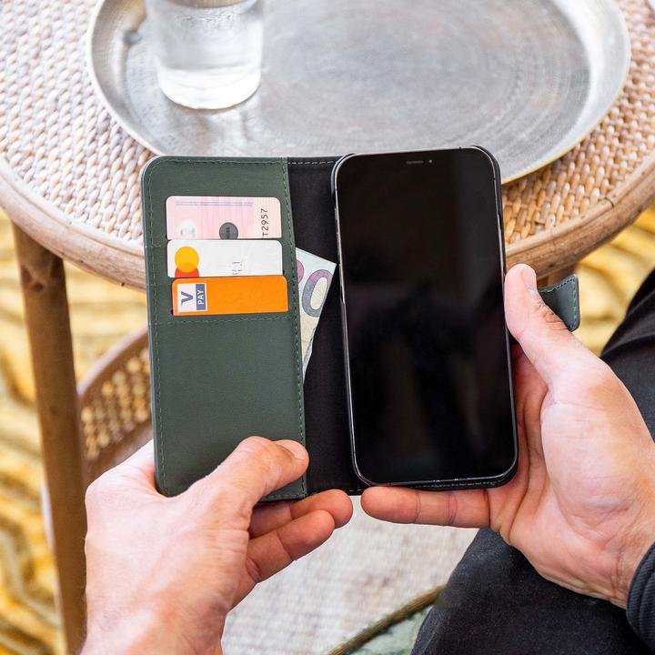 Actual product image Accezz Premium Leather 2 in 1 Wallet Bookcase iPhone SE (2022 / 2020) / 8 / 7 / 6(s) - Groen (Apple iPhone 6s, Apple iPhone SE (3rd Gen), Apple iPhone SE (2nd Gen), Apple iPhone 6, Apple iPhone 8, Apple iPhone 7)