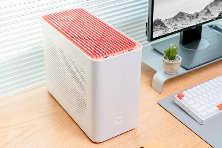 Actual product image Iqunix ZX-1 (Mini-ITX)