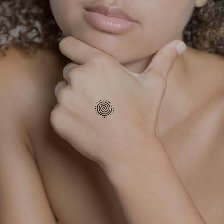 Actual product image minink Temporäres Tattoo: Spirale mit Punkten