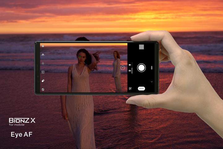 Produktbild Sony Xperia 1 (128 GB, White, 6.50", Hybrid Dual SIM, 12 Mpx, 4G)
