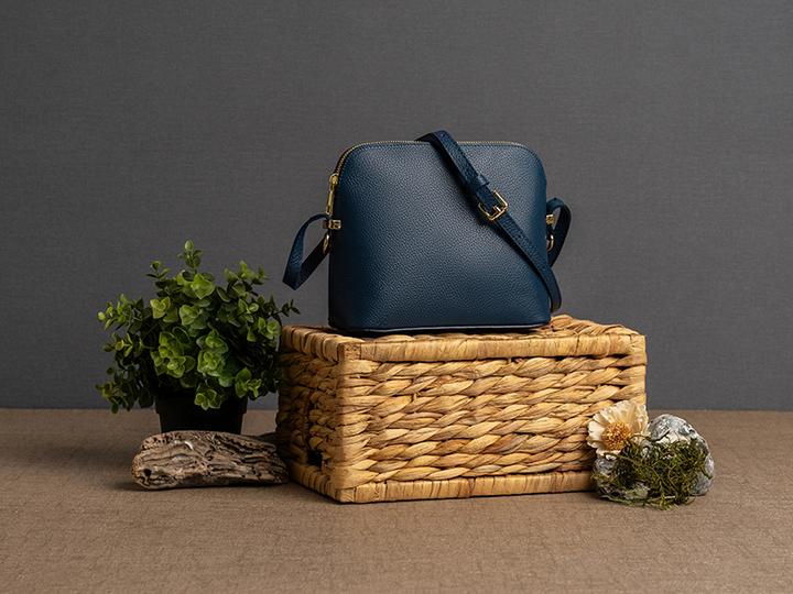 Actual product image Cluty Umhängetasche