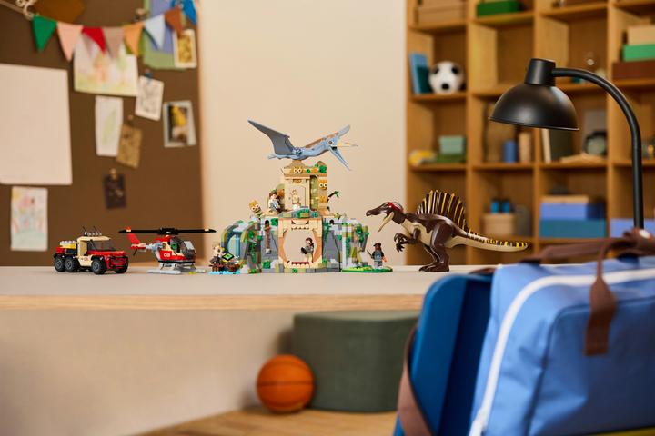 Actual product image LEGO Spinosaurier & Quetzalcoatlus: Hubschrauber-Einsatz (76976, LEGO DC)