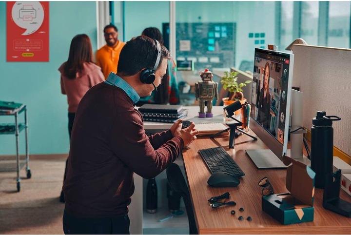 Actual product image Poly Voyager Focus 2 (Wireless, USB-C)