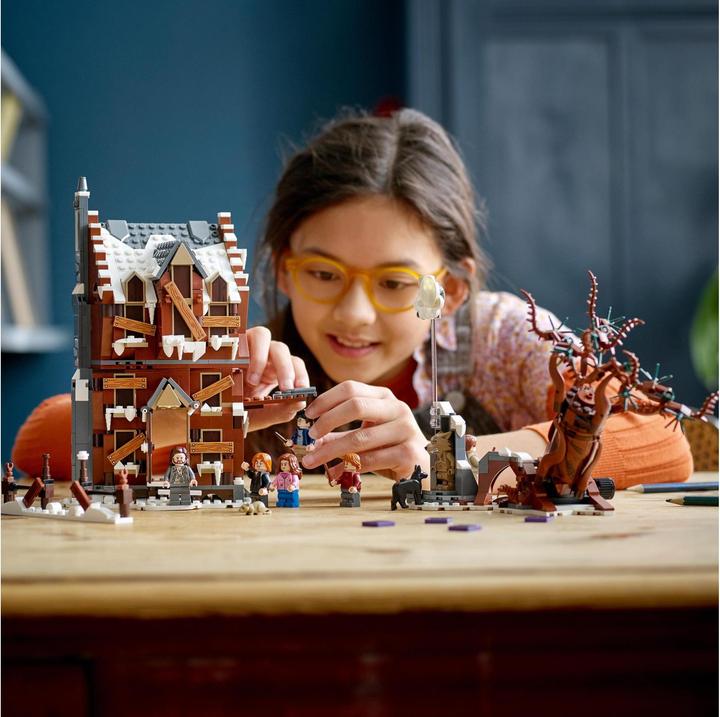 Image du produit LEGO Cabane hurlante et pâturage fouetté (76407, LEGO Harry Potter)