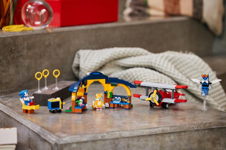Actual product image LEGO Tails' tornado plane with workshop (76991, LEGO Sonic)