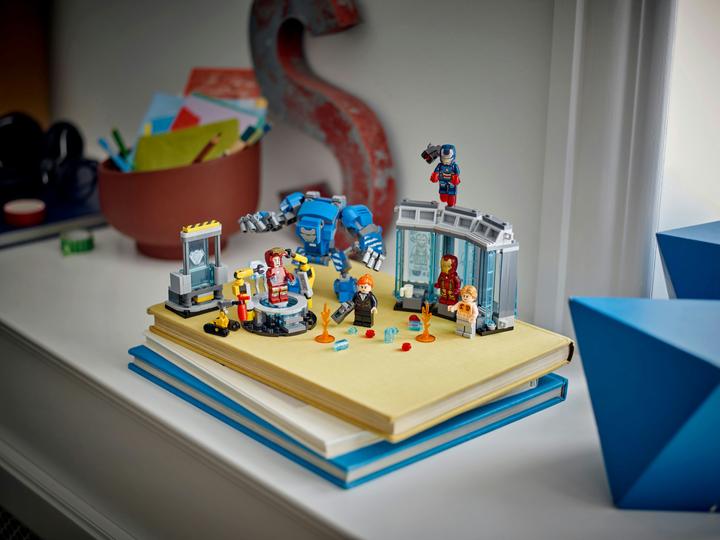 Image du produit LEGO Le laboratoire d'Iron Man : la salle des armures (76315, LEGO Super Mario)