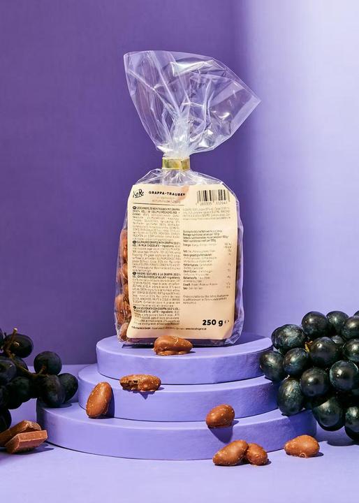 Produktbild KoRo Weinbeeren (geschwefelt) mit Grappa in Vollmilchschokolade (1 Stk., 250 g)