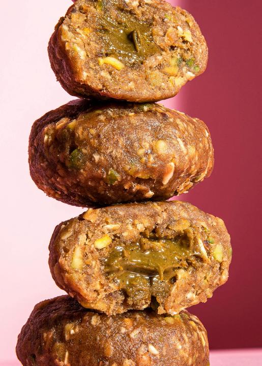Produktbild KoRo Bio Snackkugel auf Dattelbasis mit Haferflocken, Salz und Pistazienmusfüllung (14 Stk., 30 g)