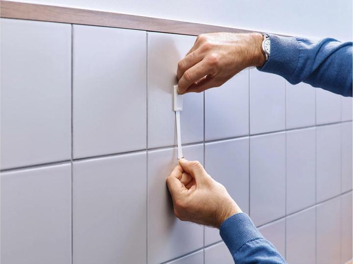 Produktbild tesa Klebenagel für Fliesen & Metall, 2kg Halteleistung, spurlos ablösbar & wiederverwendbar