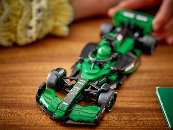 Actual product image LEGO KICK Sauber F1 Team C44 Rennauto (77247, LEGO Speed Champions)