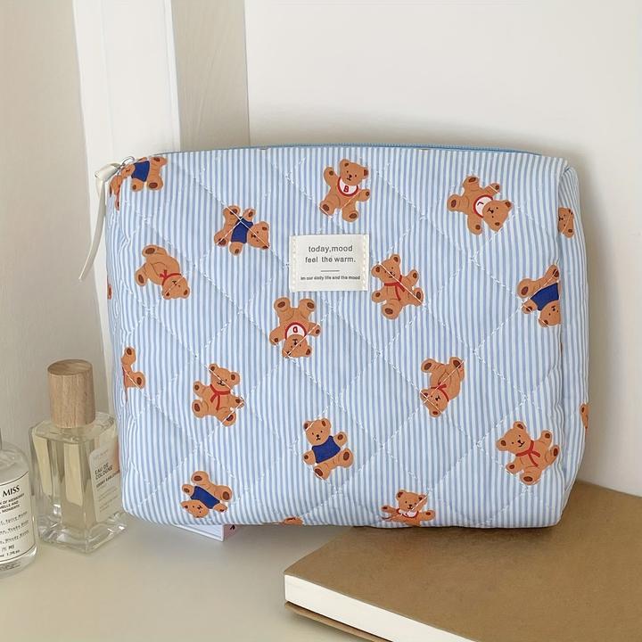 Produktbild Only-Bags.Store Kuschelige gesteppte Teddybär-Kosmetiktasche - perfekt für Reise oder Schule - weiches